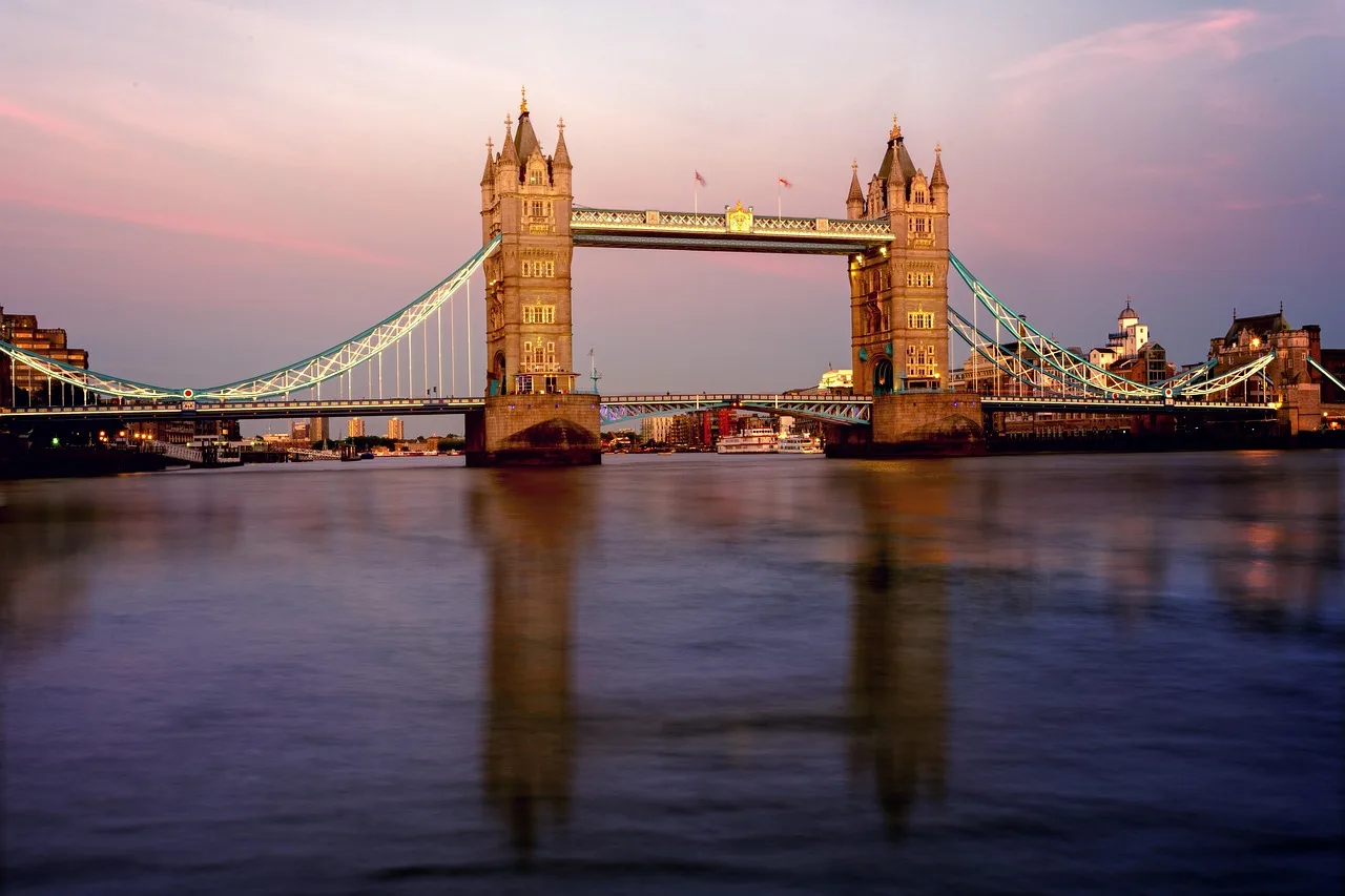 bridge, london, tower bridge, architecture, england, landmark, flow, river thames, dusk, long term, famous, lighting, thames, nature, heaven, water
